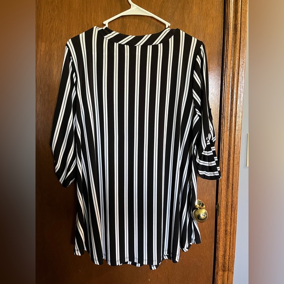 Torrid black and white striped shirt mid sleeve length size 0 - Picture 2 of 3